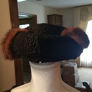 Vtg. Black pill-box style hat with mink accent